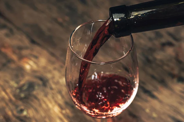 Verser Une Bouteille Vin Rouge Verre Vin Sur Une Vieille — Photo