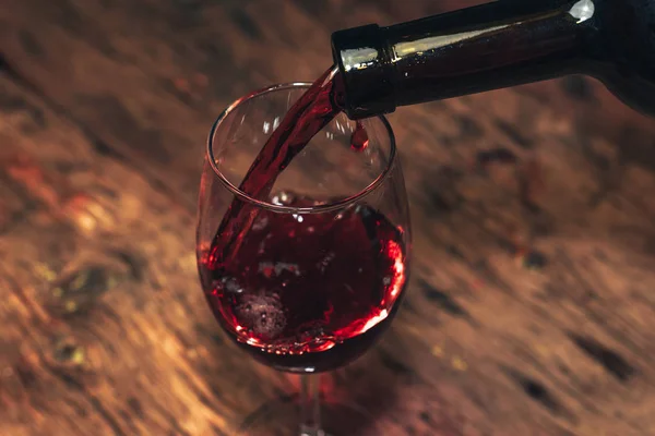 Verser Une Bouteille Vin Rouge Verre Vin Sur Une Vieille — Photo