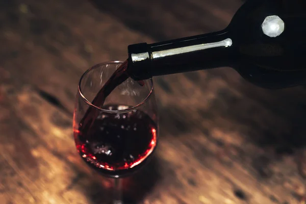 Verser Une Bouteille Vin Rouge Verre Vin Sur Une Vieille — Photo