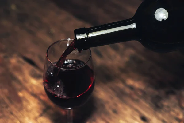 Verser Une Bouteille Vin Rouge Verre Vin Sur Une Vieille — Photo