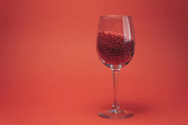 Szklanka Wina Czerwoną Kulką Sztuczne Wino Syntetyki Nie Organiczne Preparaty — Zdjęcie stockowe