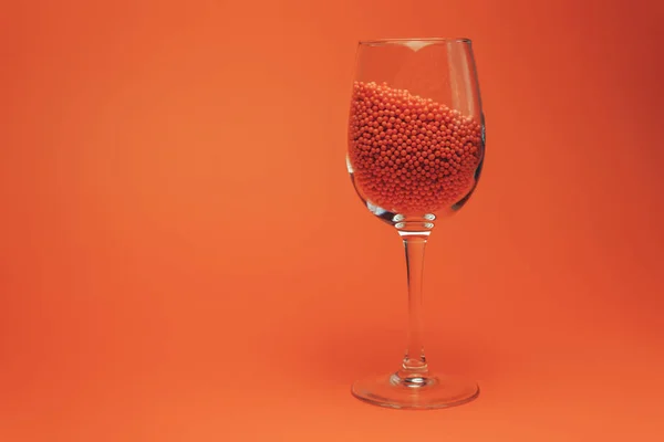 Bicchiere Vino Con Pallina Rossa Vino Falso Sintetici Non Biologici — Foto Stock