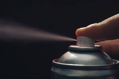 Pembe balon Aerosol boya arkasında koyu bir arka plan üzerinde yakın.