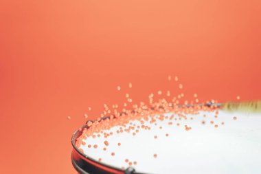 Renkli toplar shockwave desen davul kapalı sıçrar. Güzel mercan turuncu arka plan.