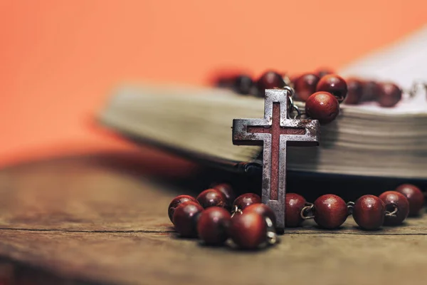 Starý Červený Korálky Kříž Bibli Krásné Korálově Oranžové Pozadí Koncepce — Stock fotografie