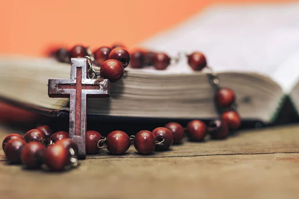 Velhos Grânulos Vermelhos Crucifixo Uma Bíblia Belo Fundo Coral Laranja — Fotografia de Stock