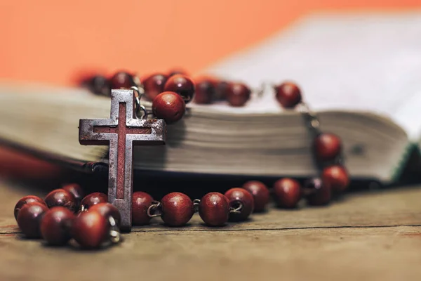 Alte Rote Perlen Und Kruzifix Auf Einer Bibel Schönen Korallenorangen — Stockfoto