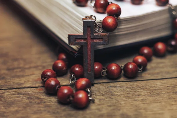 Velhos Grânulos Vermelhos Crucifixo Uma Bíblia Belo Fundo Coral Laranja — Fotografia de Stock