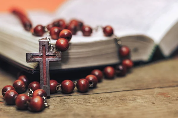 Velhos Grânulos Vermelhos Crucifixo Uma Bíblia Belo Fundo Coral Laranja — Fotografia de Stock