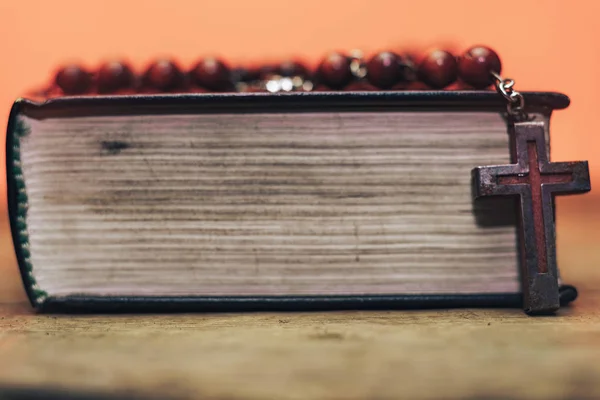 Vecchie Perline Rosse Crocifisso Una Bibbia Bellissimo Sfondo Arancione Corallo — Foto Stock