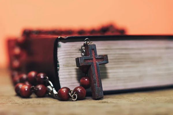 Viejas Perlas Rojas Crucifijo Una Biblia Hermoso Fondo Naranja Coral — Foto de Stock