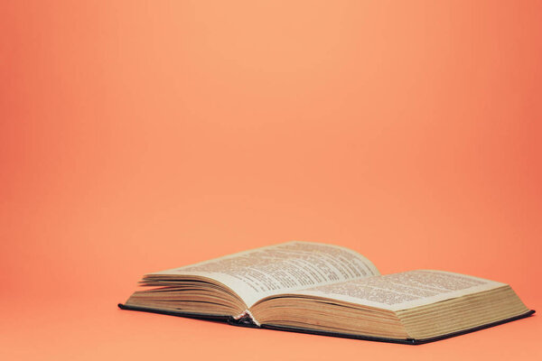 Открыть старую книгу на красивом коралловом фоне
.