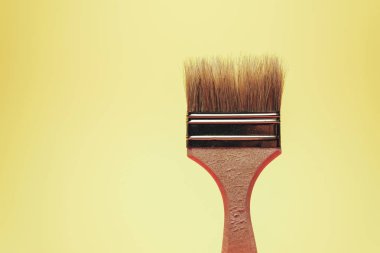 Sarı arka planda güzel yeni fırça.