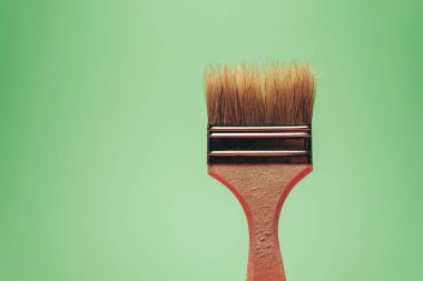 Yeşil arka planda güzel yeni fırça.