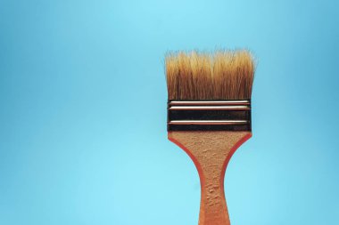 Mavi arka planda güzel yeni fırça.
