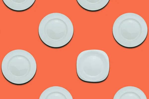 Λευκά Στρογγυλά Πιάτα Και Ένα Διαφορετικό Πιάτο Ένα Κοράλλι Πορτοκαλί — Φωτογραφία Αρχείου