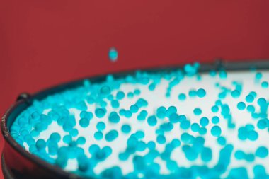 Renkli toplar shockwave desen davul kapalı sıçrar. Güzel kırmızı arka plan.