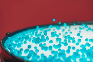 Renkli toplar shockwave desen davul kapalı sıçrar. Güzel kırmızı arka plan.