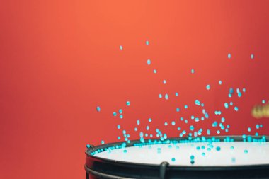 Renkli toplar shockwave desen davul kapalı sıçrar. Güzel kırmızı arka plan.