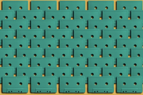 노란색 배경에 아름다운 카세트 테이프 레트로 스타일의 창조적 — 스톡 사진