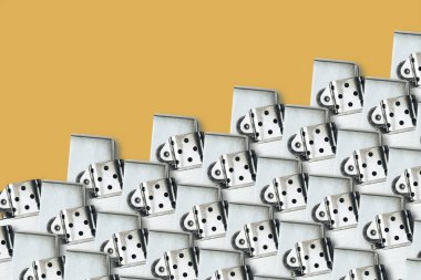 Benzin çakmak, sarı arka planda metal çakmak. Retro Stil Kavramı.