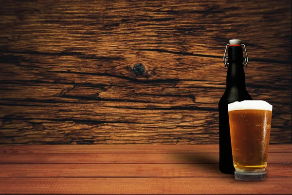 Glas Bier Een Oude Eikenhouten Tafel Mooie Bruine Houten Achtergrond — Stockfoto