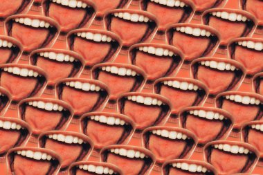 Genç adam yaklaşan bir dil gösteriyor. Yaratıcı arkaplan.