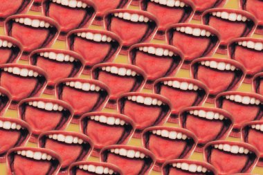 Genç adam yaklaşan bir dil gösteriyor. Yaratıcı arkaplan.