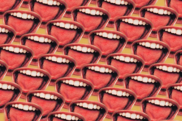 Genç adam yaklaşan bir dil gösteriyor. Yaratıcı arkaplan.