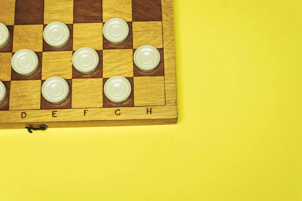 Schaken Baord Met Schaken Een Gele Tafel Achtergrond — Stockfoto