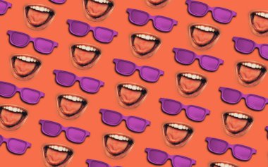 Açık ağızlı Mor Gözlükler bir dili gösterir. Güzel Yaratıcı düz arka plan.