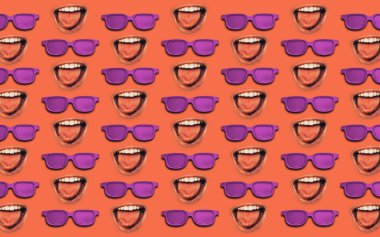 Açık ağızlı Mor Gözlükler bir dili gösterir. Güzel Yaratıcı düz arka plan.