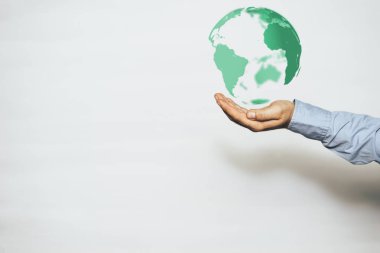 İnsan eli ve bulutsu toz dünyamızda korumak. Karışık teknik.