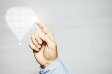 İnsan işaret parmağı Balon'a dokunur. Karışık ortam.