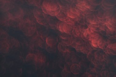 Koyu soyut arka planda güzel kırmızı bokeh.