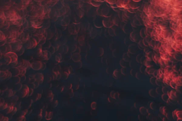 在黑暗的抽象背景上美丽的红色散色 — 图库照片