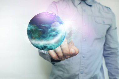 Beyaz bir arka plan üzerinde parmak ile insan dokunaklı gezegen. Karışık ortam.