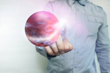 İnsan güzel beyaz bir arka plan üzerinde New Home Mars dokunmadan. Karışık ortam.