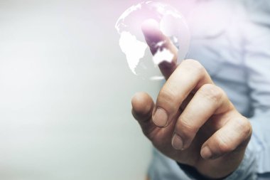 Beyaz bir arka plan üzerinde parmak ve ağ ağı ile insan dokunaklı gezegen. Karışık ortam.