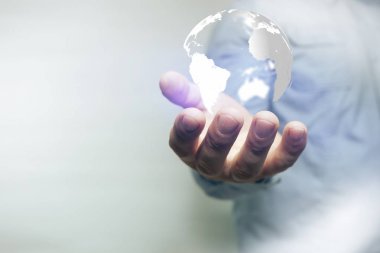 İnsan eli ve bulutsu toz dünyamızda korumak. Karışık teknik.