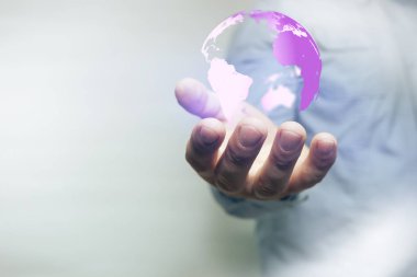 İnsan eli ve bulutsu toz dünyamızda korumak. Karışık teknik.