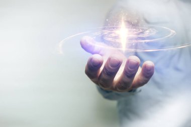 Beyaz bir arka plan üzerinde yeni bir yıldız tutan insan. Karışık ortam.