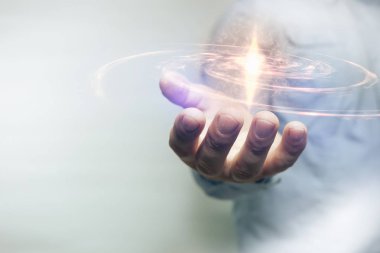 Beyaz bir arka plan üzerinde yeni bir yıldız tutan insan. Karışık ortam.