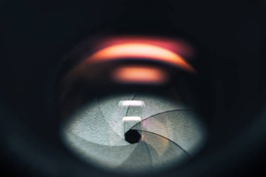 Güzel kamera objektifi arka plan yakın. Makro görünümü.