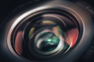 Güzel kamera objektifi arka plan yakın. Makro görünümü.
