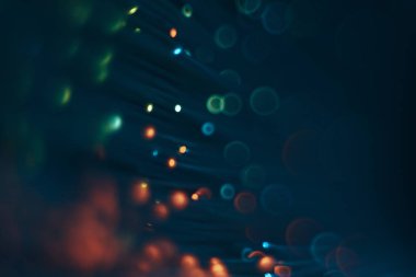 Koyu soyut arka planda güzel renkli bokeh.