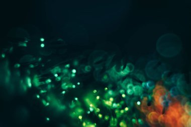 Koyu soyut arka planda güzel renkli bokeh.