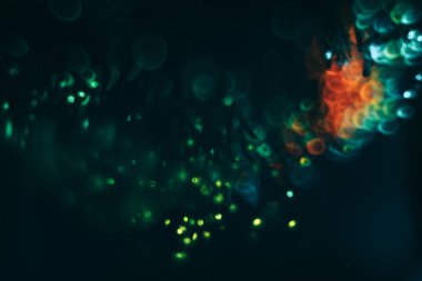 Koyu soyut arka planda güzel renkli bokeh.