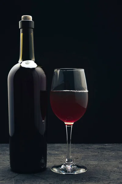 Bouteille Vin Rouge Verre Vin Sur Une Table Bois Sombre — Photo