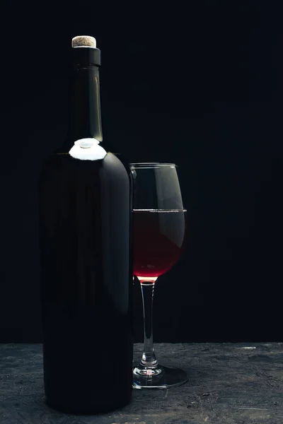 Bottle Red Wine Wineglass Dark Wooden Table Black Background Behaid — Stock Photo, Image